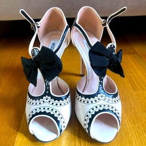 Moschino mid heel sandal cream and black trim 35.5